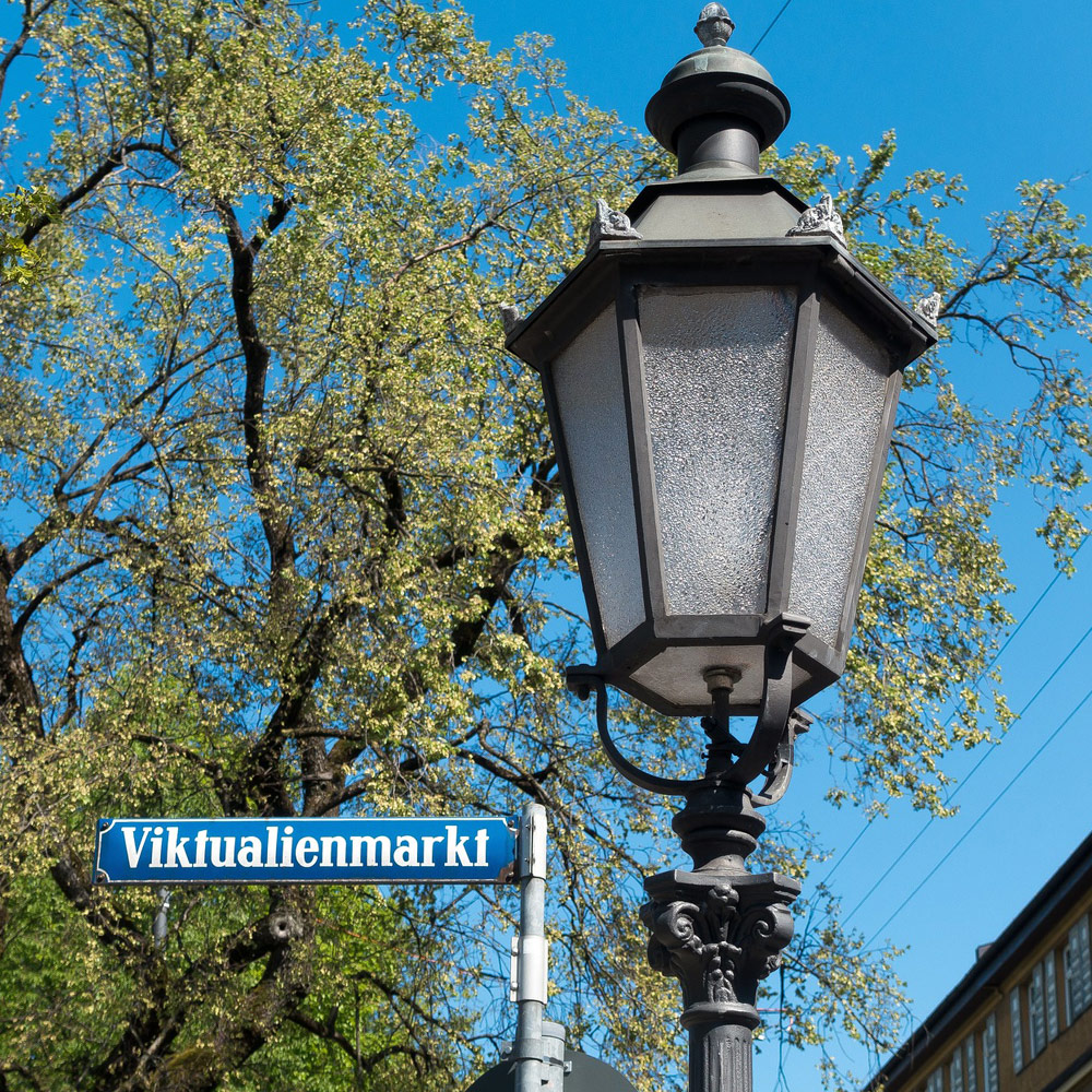 Zwiedzanie-Monachium-Viktualienmarkt-Muenchen-Schild